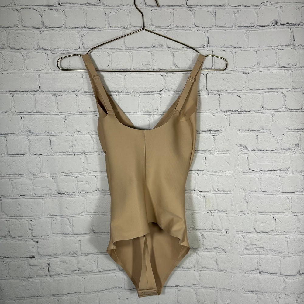 NEW SKIMS Body CS Plunge Bodysuit Clay Medium BD-THG-9551W Shapewear NWT - Picture 4 of 9